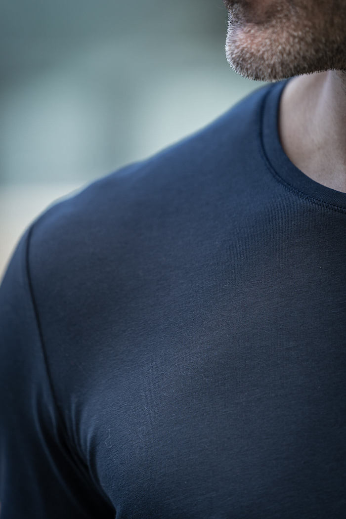 Großaufnahme Rundhals-Shirt in blau von Connemara