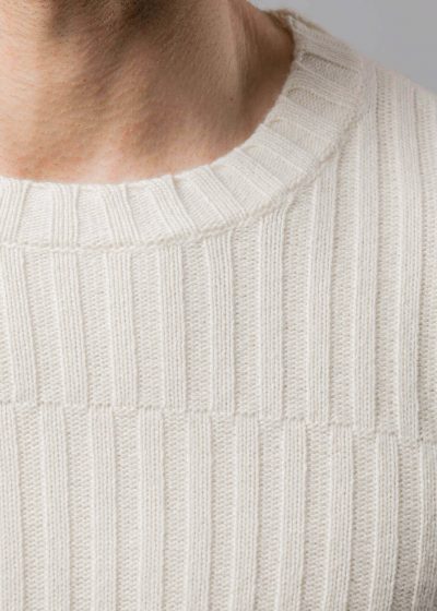 Detail vom Kragen Herren Pullover Wollweiß von Connemara