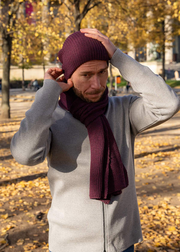 Micheal Byrne rückt sich beim Shooting die Mütze von Connemara zurecht