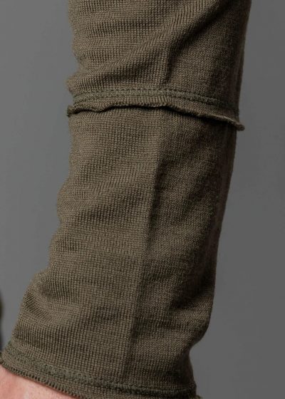 Detail am Arm - Connemara Rundhals Pullover Männer oliv Tom - Pullover waschen leicht gemacht