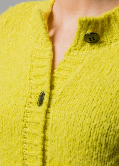 detail einer jacke neon gelb von Connemara, eine kuscheljacke damen der extraklasse