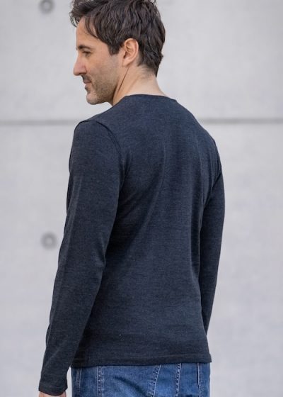 Merino Pullover Herren von Connemara in anthrazit - Wollpullover waschen ganz einfach erklärt auf unserer Homepage