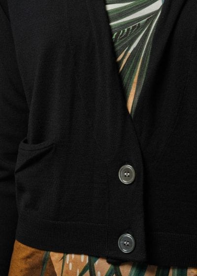 Connemara Detailaufnahme mit Tasche und Knöpfen