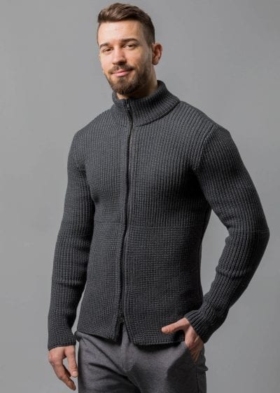 Männerstrickjacke aus Merinowolle von Connemara in anthrazit in Perlfang