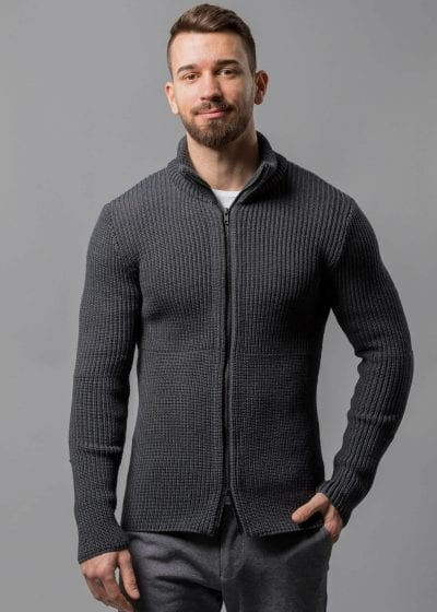 Herren Strickjacke aus Merinowolle von Connemara in anthrazit in Perlfang inspiriert von einem Seemannspullover